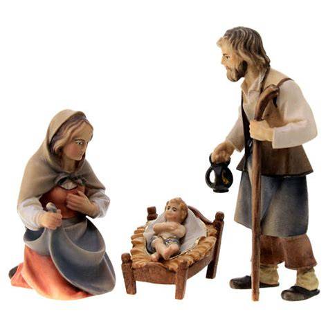 Famiglia colora presepe natalizio
