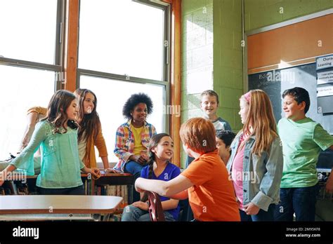 Studenti insieme in classe durante attività collaborativa