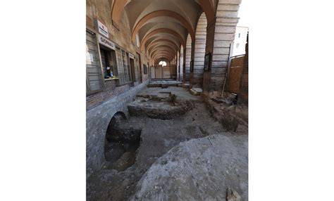 Reperti archeologici sotto il portico