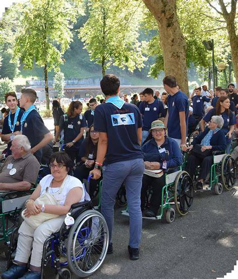 Volontari Unitalsi assistono pellegrini a Lourdes