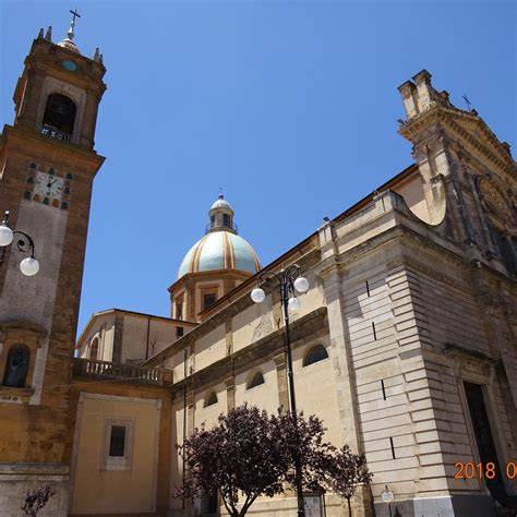 Facciata liberty e cupola ceramica Cattedrale San Giuliano