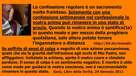 Persona in preghiera nel confessionale