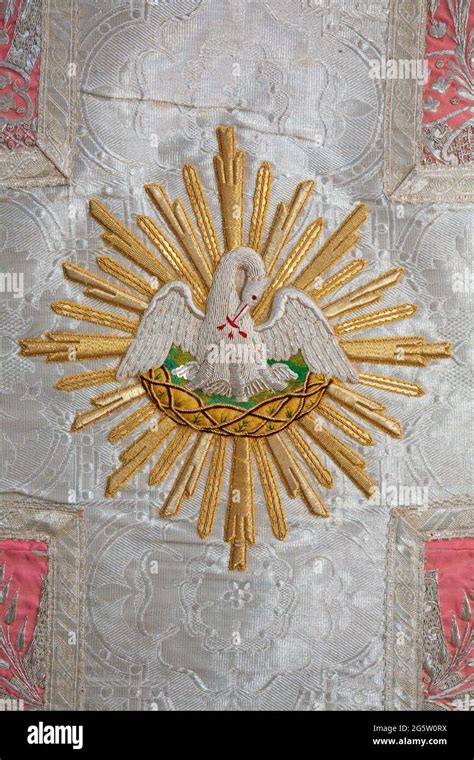 Capicroce con pellicano simbolico