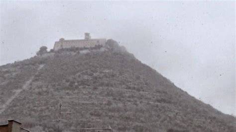Abbazia medievale innevata durante una bufera
