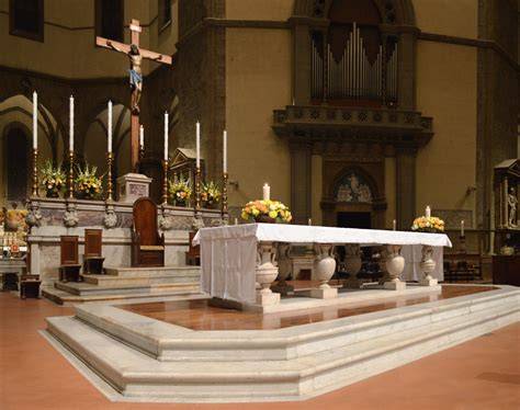 Altare cattolico centrale con croce ceri