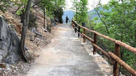 Sentiero acciottolato verso il Santuario di Breglia