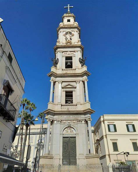 Facciata bianca e campanile del santuario