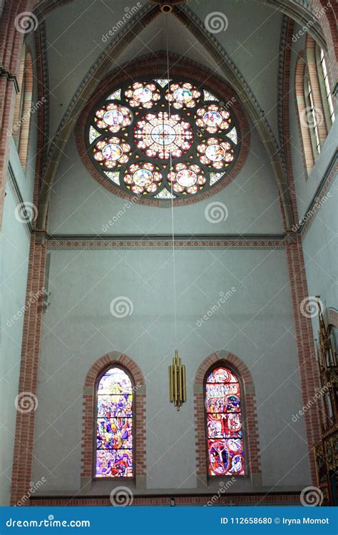 Interno neogotico chiesa Sacro Cuore