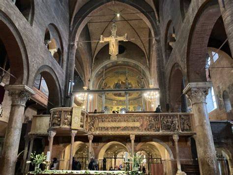 Cripta e presbiterio sopraelevato Modena