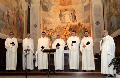 Assemblea liturgica durante il canto