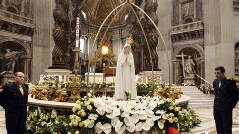 Madonna Pellegrina di Fatima in processione