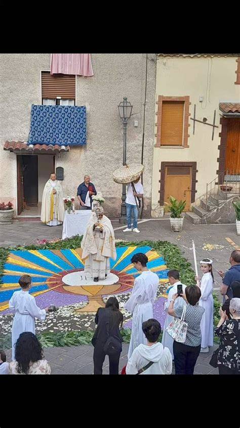 Processione religiosa in una comunità parrocchiale