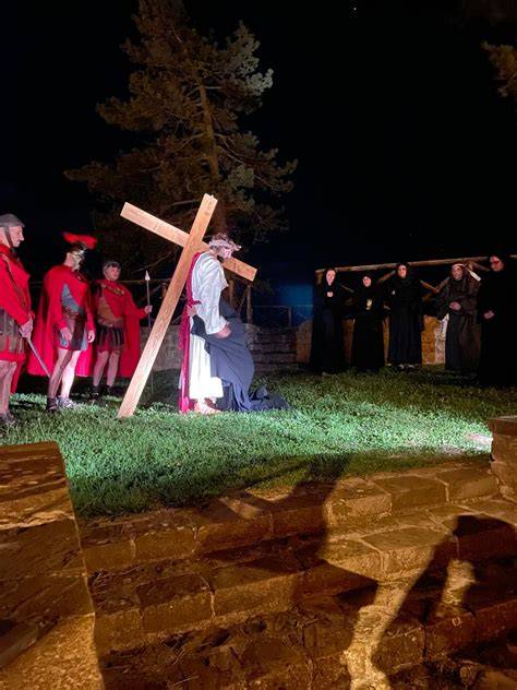 Via Crucis comunitaria sul Monte Castellano