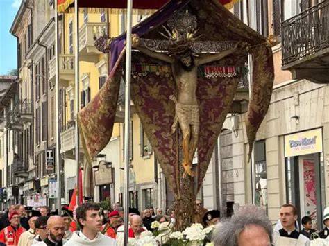 Processione del Venerdì Santo con crocifisso