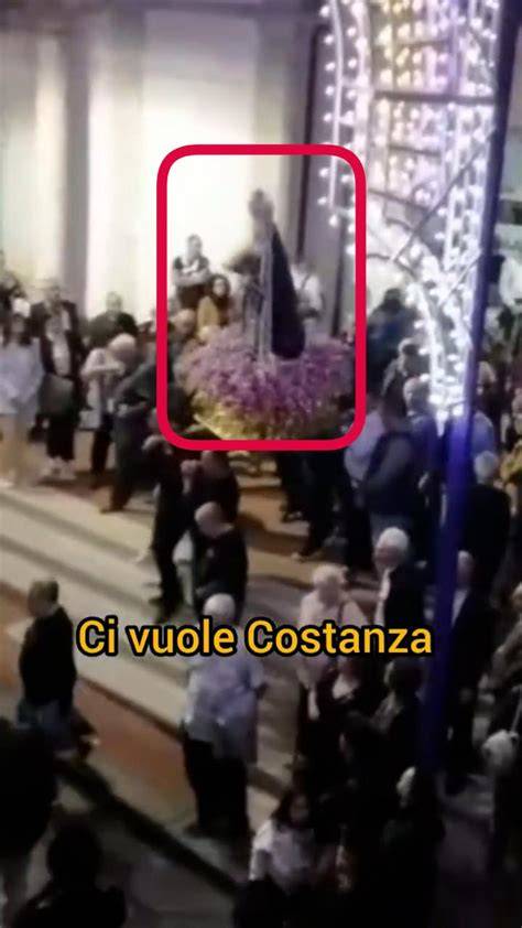 Statua della Madonna durante processione