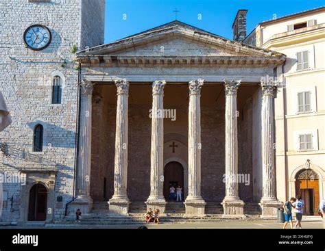 Piazza del Comune e Tempio di Minerva