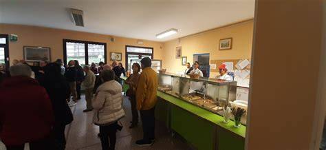 Mensa sociale accogliente con volontari