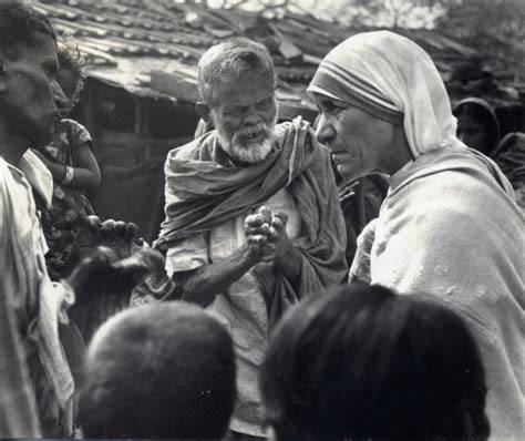 Madre Teresa accanto ai malati di Calcutta