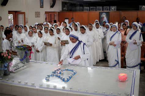 Madre Teresa nella casa per moribondi