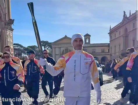 Processione religiosa davanti al duomo di Orvieto