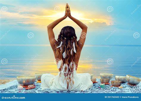 Donna meditazione spiaggia Madre Terra